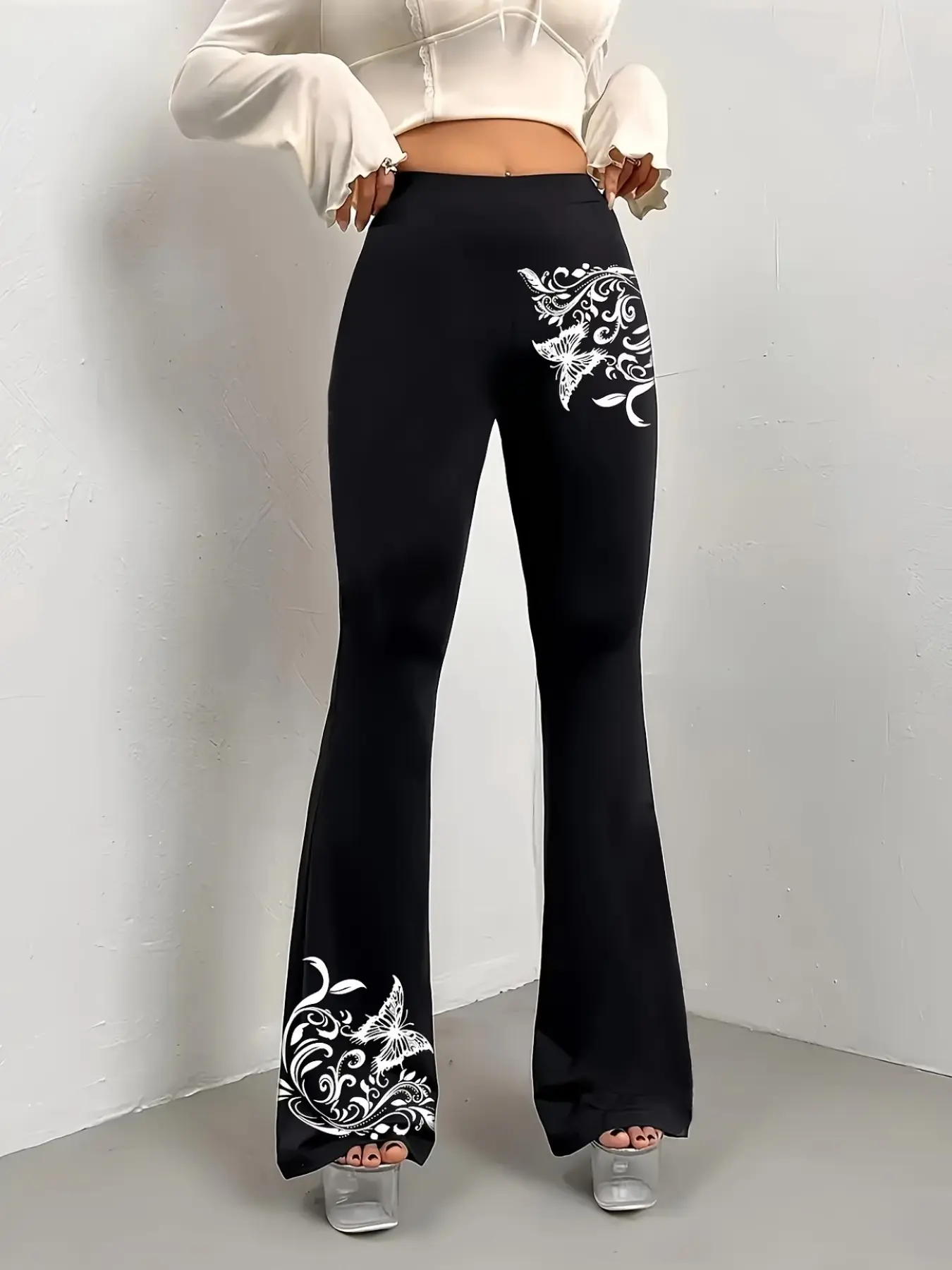 High-waisted, hip-lifting butterfly-print flared pants. The high-waisted design elongates the legs, while the flared style lifts the waistline. Suitable for yoga, everyday wear, and versatile for various occasions.