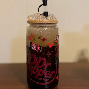 16oz glass iced Dr Pepper with decorated lid