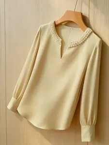A women's fashionable and luxurious pearl collar top with a V-neck small open neck, loose and versatile, showing off a slimming temperament. It is suitable for summer, business negotiations, customer meetings, shopping and exploring stores, and commuting.