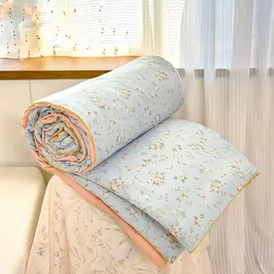 A light blue retro floral pattern summer coolie, a soft and breathable thin summer quilt, suitable for use in summer bedrooms, offices, beds, living rooms, and home leisure as an air conditioning quilt
