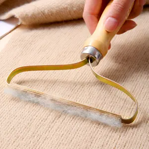 Pet Hair Removal Tool with Wooden Handle for Easy Cleaning of Furniture and Carpets - Comfortable Grip & Versatile Use outdoorfun