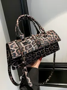 Fashionable  minim shoulder bag with leopard print, unique Boston bag style, vintage and trendy casual tote bag, suitable for daily commuting, shopping and, can be worn across the body or carried in hand.