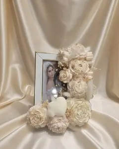 PORTRAIT AMONG ROSES ( 13-piece set) HANDMADE CANDLE