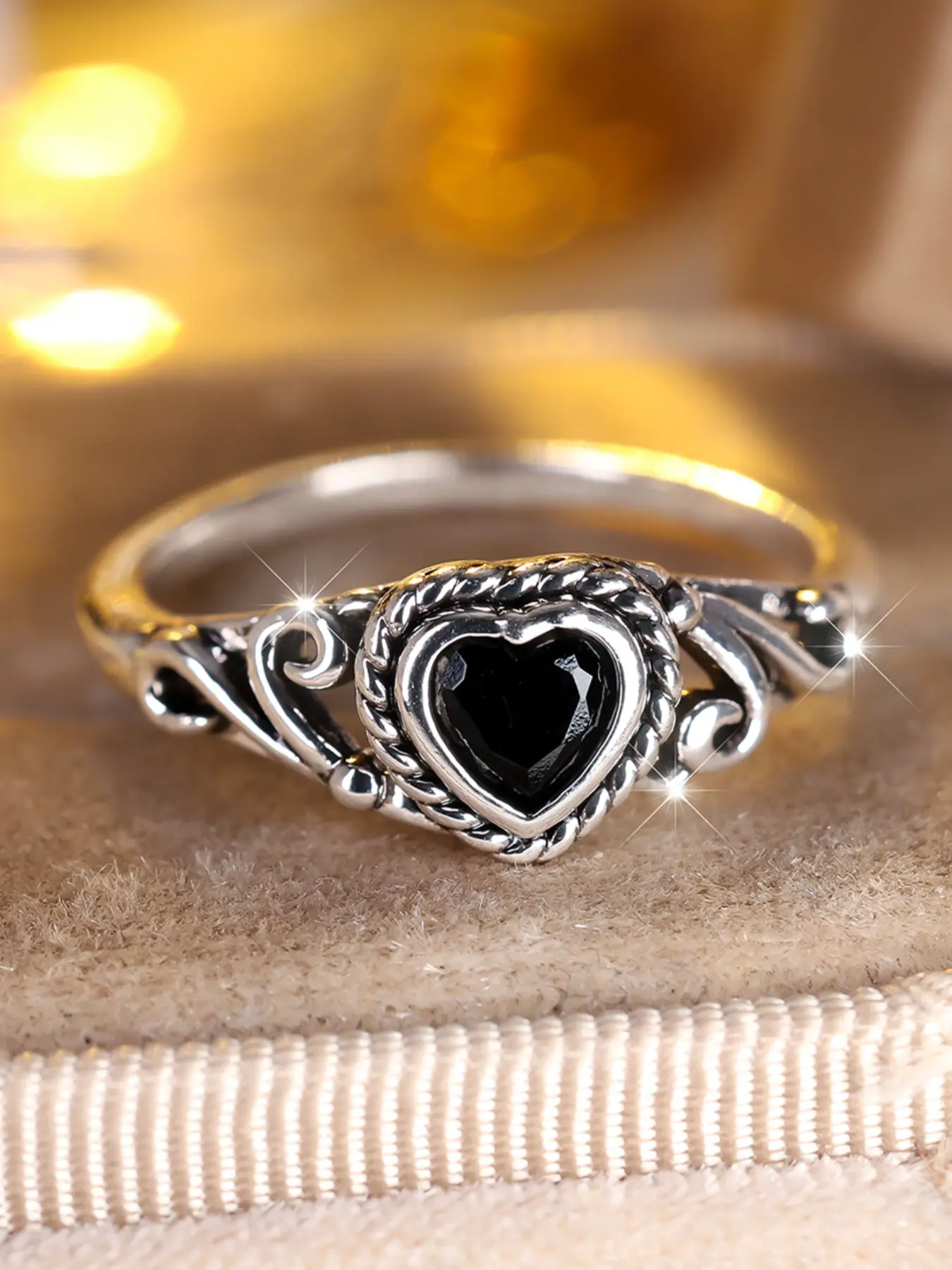 Trendy Black Zirconia Love Heart Ring Vintage Fashion Silver Color Wedding Bands Engagement Rings Promise Rings For Women Men Minimalist Jewelry Elegant Everyday Ring Heart Shaped Ring Exquisite Trendy Ring