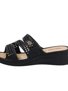 Summer Mom Braided Hollow Out Wedge Sandals, Flower Decoration Anti-Slip Flat Slippers, Comfortable Outdoor Shoes for Middle Aged Adults