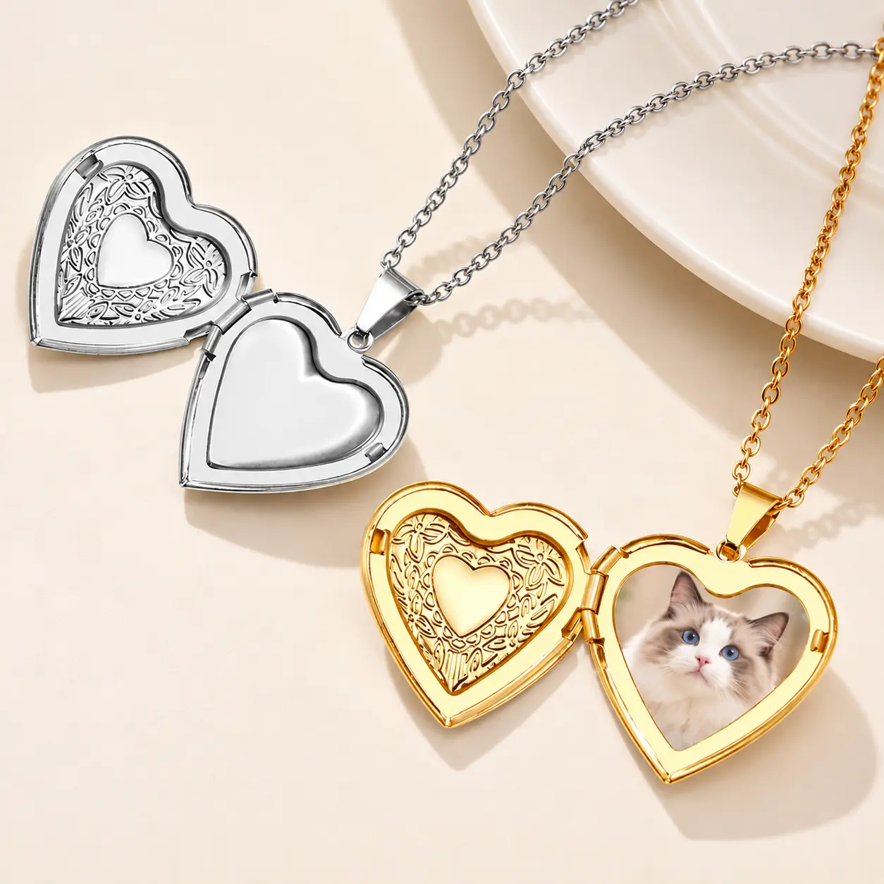 Women's Heart Locket Necklace, Vintage Floral Photo Pendant Necklace, Heart-Shaped Picture Locket Jewelry, Personalized Gift for Mom Wife Grandma