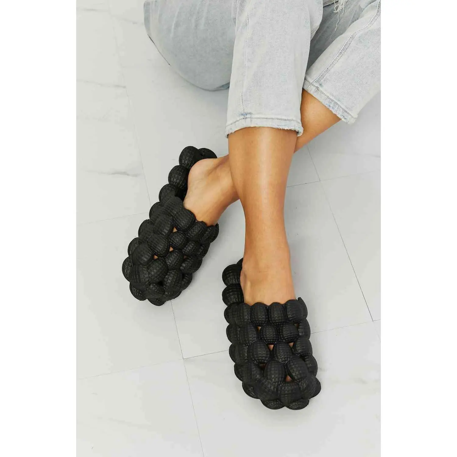 NOOK JOI Laid Back Bubble Slides in Black