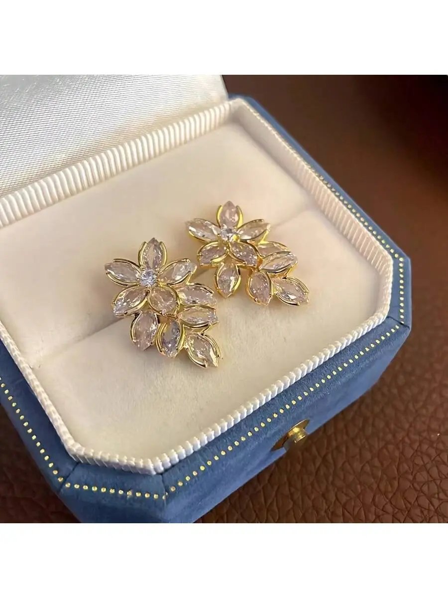 A pair of exquisite sparkling diamond earrings, with a high-end design of wheat ear flower earrings, a must-have item for fashionable women, suitable for daily commuting to work or gatherings, women's jewelry