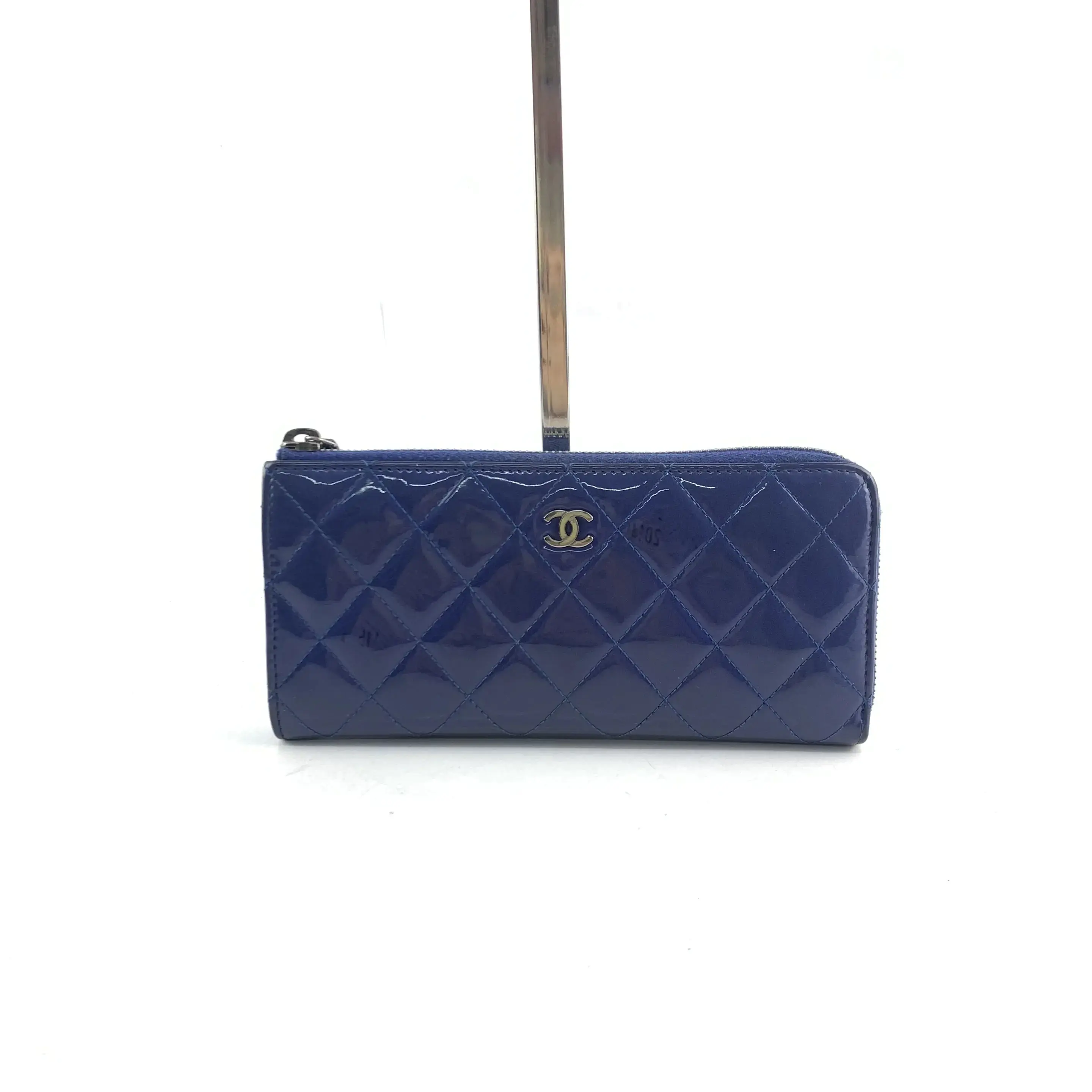 Pre-owned CHANEL 3885｜Chanel Royal Blue Patent Quilted Zippy Long Wallet Gold‑Tone CC Logo