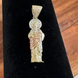 San Judas en oro 10k Pendant with Detailed Figure and Circular Medallion for Religious Jewelry
