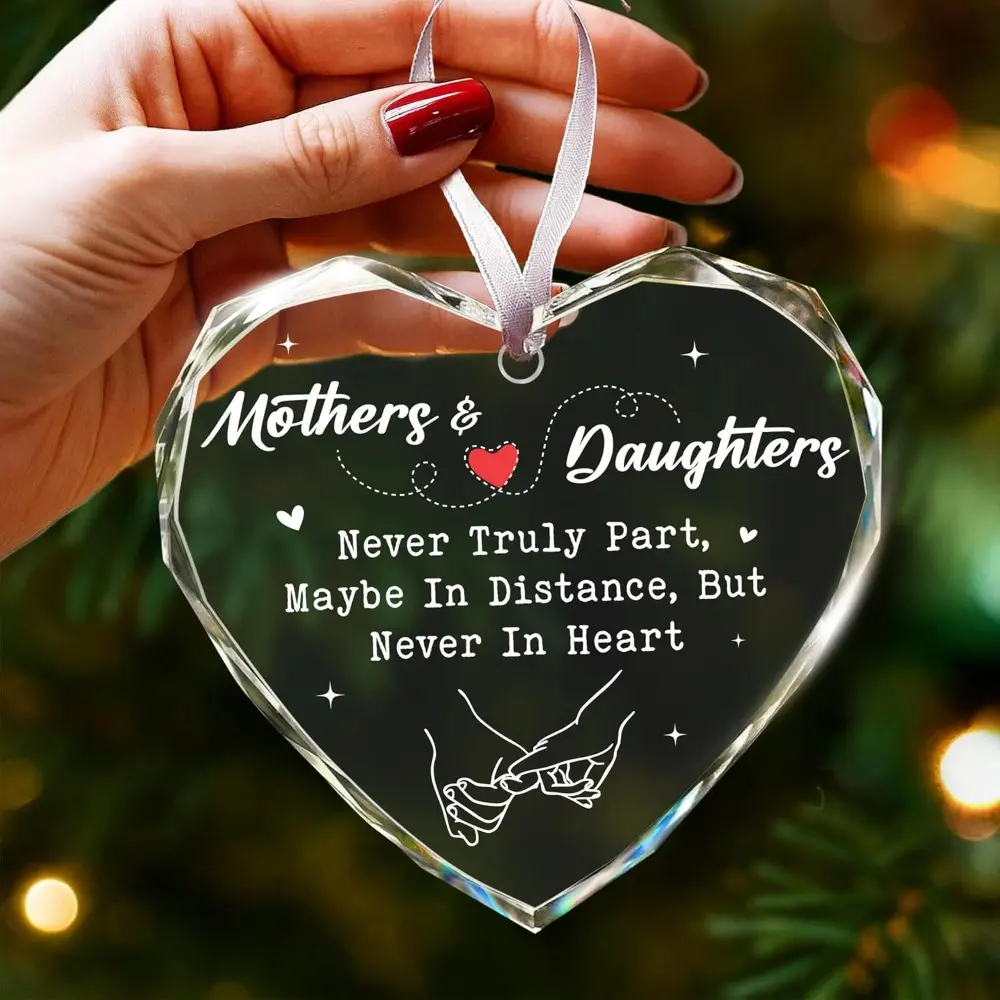 Mother & Daughter Never Truly Part Heart-Shaped Glass Ornament, "Maybe In Distance, But Never In Heart" 2D Flat Faceted Glass Hanging Decoration with Holding Hands Design, Sentimental Long-Distance Gift