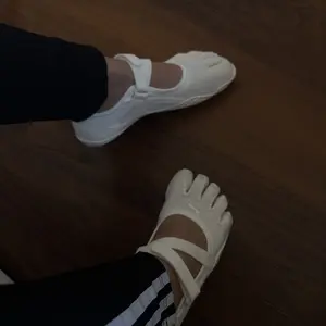 Barefoot Magic Claw Five-Toe Shoes Multi-Functional Ultra-Portable Hook-and-Loop Women's Shoes New Women's Fitness Training Yoga Hybrid Soft-Sole Dance Shoes Indoor/Outdoor Pilates Toe-Separating Shoes White