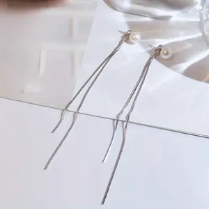 A pair of elegant and fashionable pendant earrings, combining elegant imitation Imitation Pearl and tassels. Suitable for Thanksgiving, wedding season, graduation season, as a versatile and elegant gift