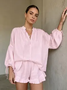 Spring and Summer New Fashion Casual Solid Color Two-Piece Women's Wear, Loose Bubble Sleeve Top + Ruffled Shorts Set, Perfect for Commuting, Shopping, and Outdoor/Indoor Wear, Womenswear