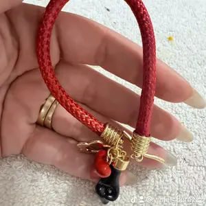 Pulsera de Hilo Rojo Con Piedra - Ojo de Buey Amulet for Protection and Strength, Red Cord with Gold Accents