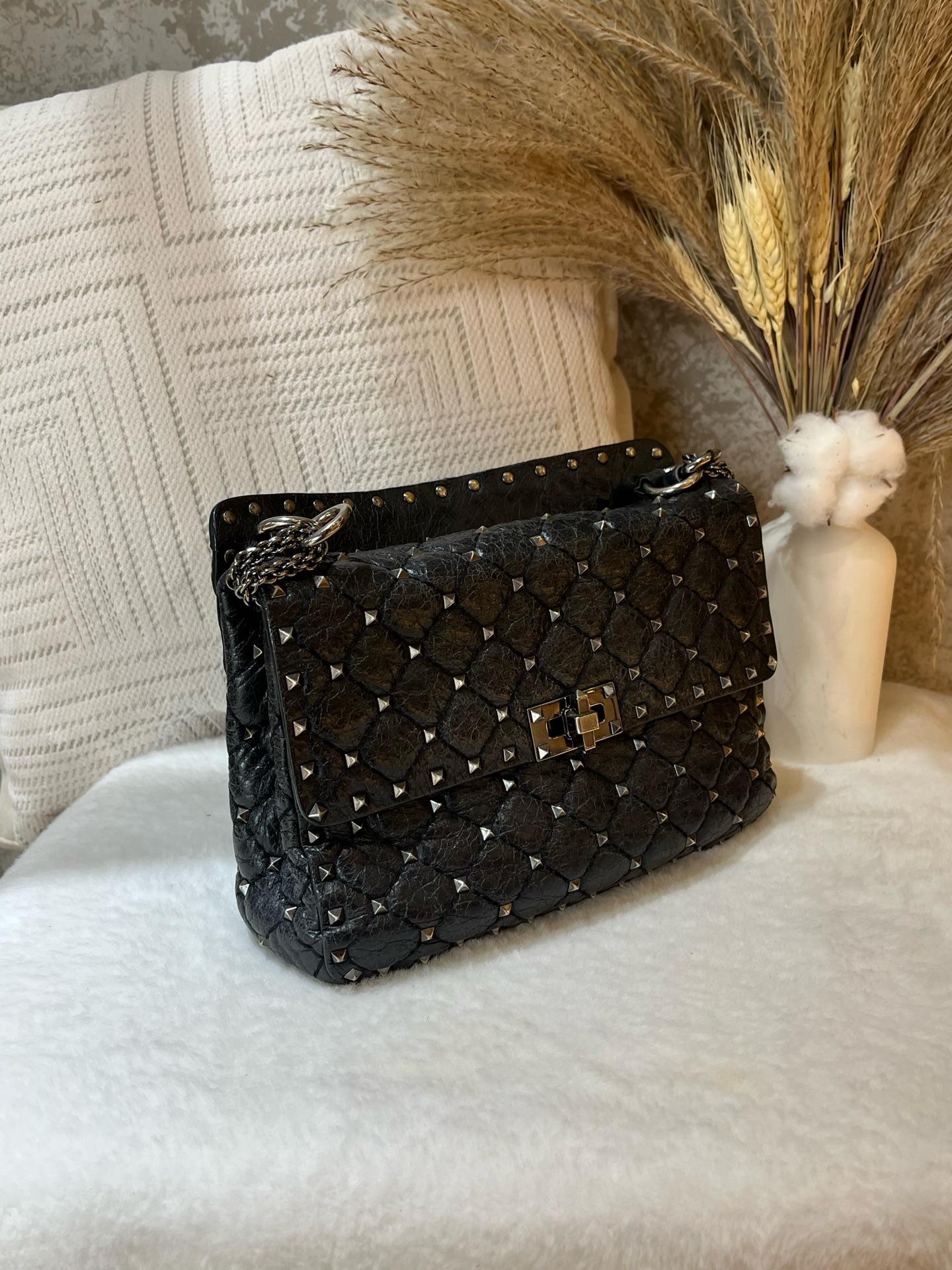 Pre-owned Valentino Garavani Rockstud Spike Small Shoulder Bag in black grained leather 1919