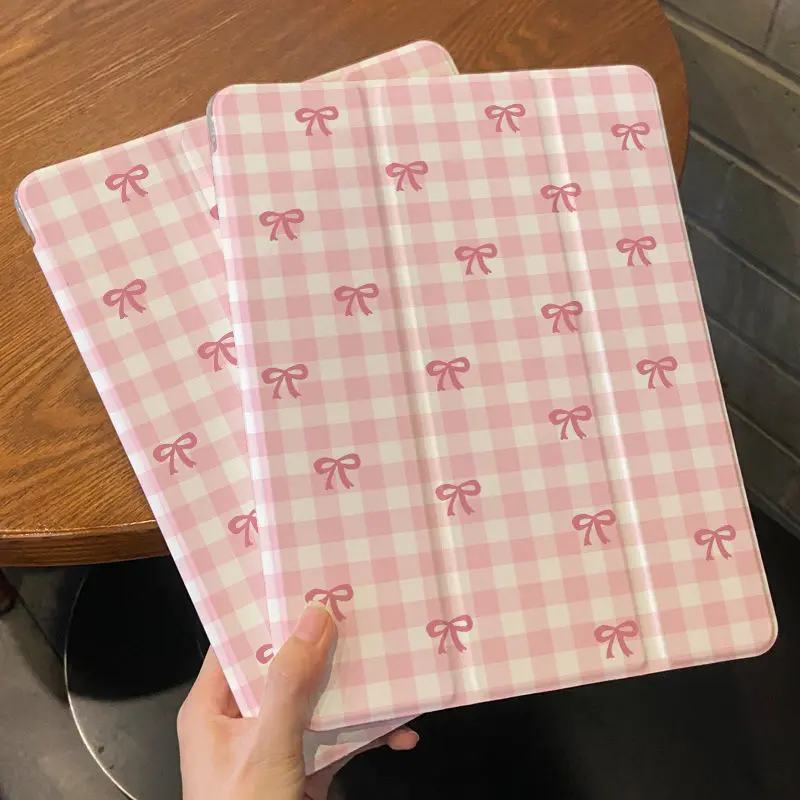 Sweet blue and pink checkered bow pattern, with adjustable stand and pen slot, foldable non-slip TPU protective case, suitable for Samsung, iPad mini, iPad Air, iPad Pro/iPad 10th generation, 11th generation and other series iPad protective cases