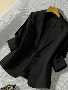 A women's solid color lapel single-breasted single-button mid-length sleeve double-pocket stylish blazer, suitable for spring and summer, appropriate for the workplace and daily wear.