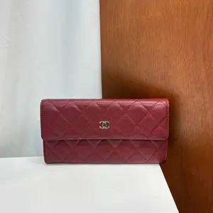 Pre-owned leather Clutches & Wristlets Chanel wine red wallet