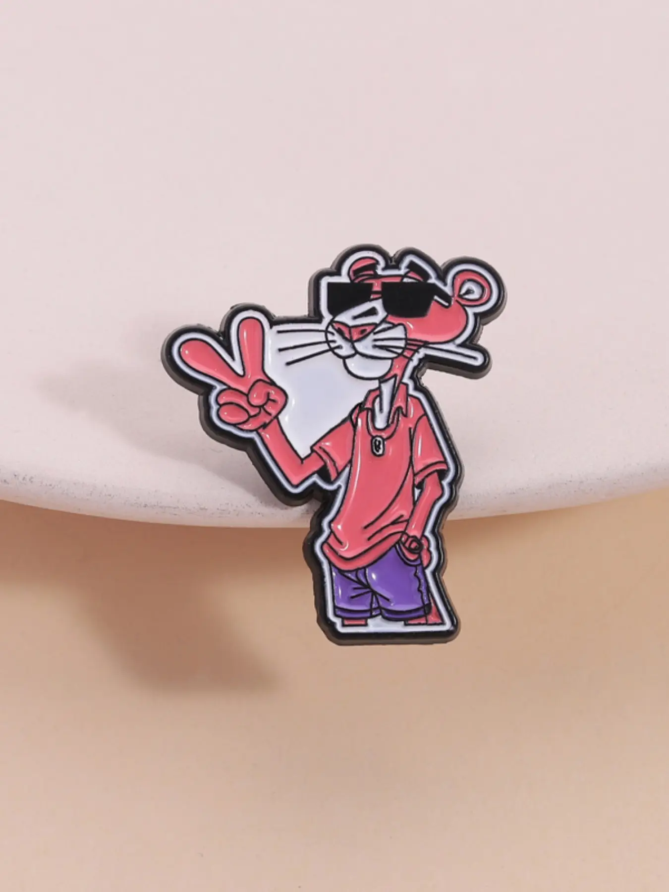 1pc Pink Panther Badge Clip Classic Cartoon Sunglasses Pose Retro Design Vintage Style for Casual Accessory Backpack Decoration Nostalgic Animation Collection Decor Pins
