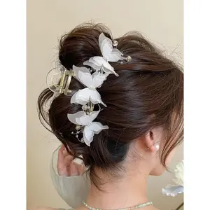 A fashionable and elegant butterfly pattern hair claw headband, suitable for daily wear, vacation and dating occasions, and also a surprising and exquisite small gift.