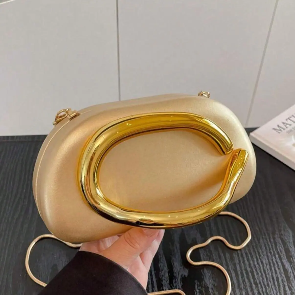 Woman Golden Clutch Bag with Chain,  Party Bag, Chain Bag , Comfortable & Fashionable Crossbody Bag Shoulder Purse Bag Suitable for All Occasions with Fashionable Style Affordable Luxury Rebellious Perfect for Parties, Weddings, Galas, Dinners Ideal Valen