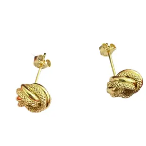 Aretes de nudo del amor.