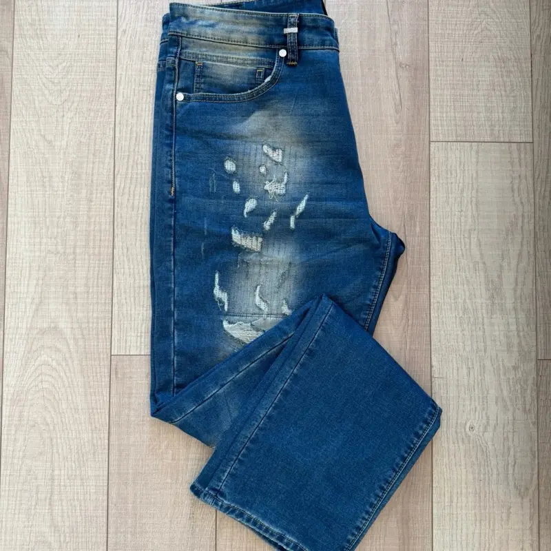 RIPPED BARB STRETCH STRAIGHT FIT JEANS