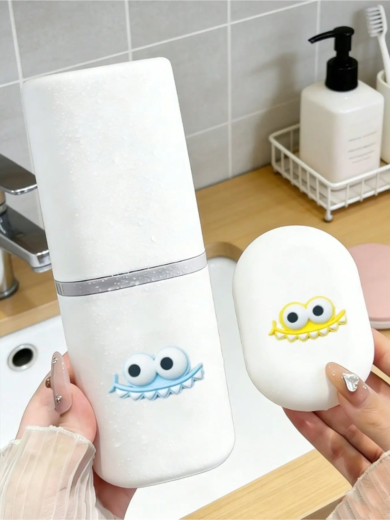 Cute cartoon tooth & eye shaped travel toothbrush box and soap dish set. Practical oral care travel essentials, suitable for business trips, camping, school and daily home use.