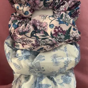 Bridgerton x Kitsch Satin Pillow Scrunchies® in Toile in Bloom