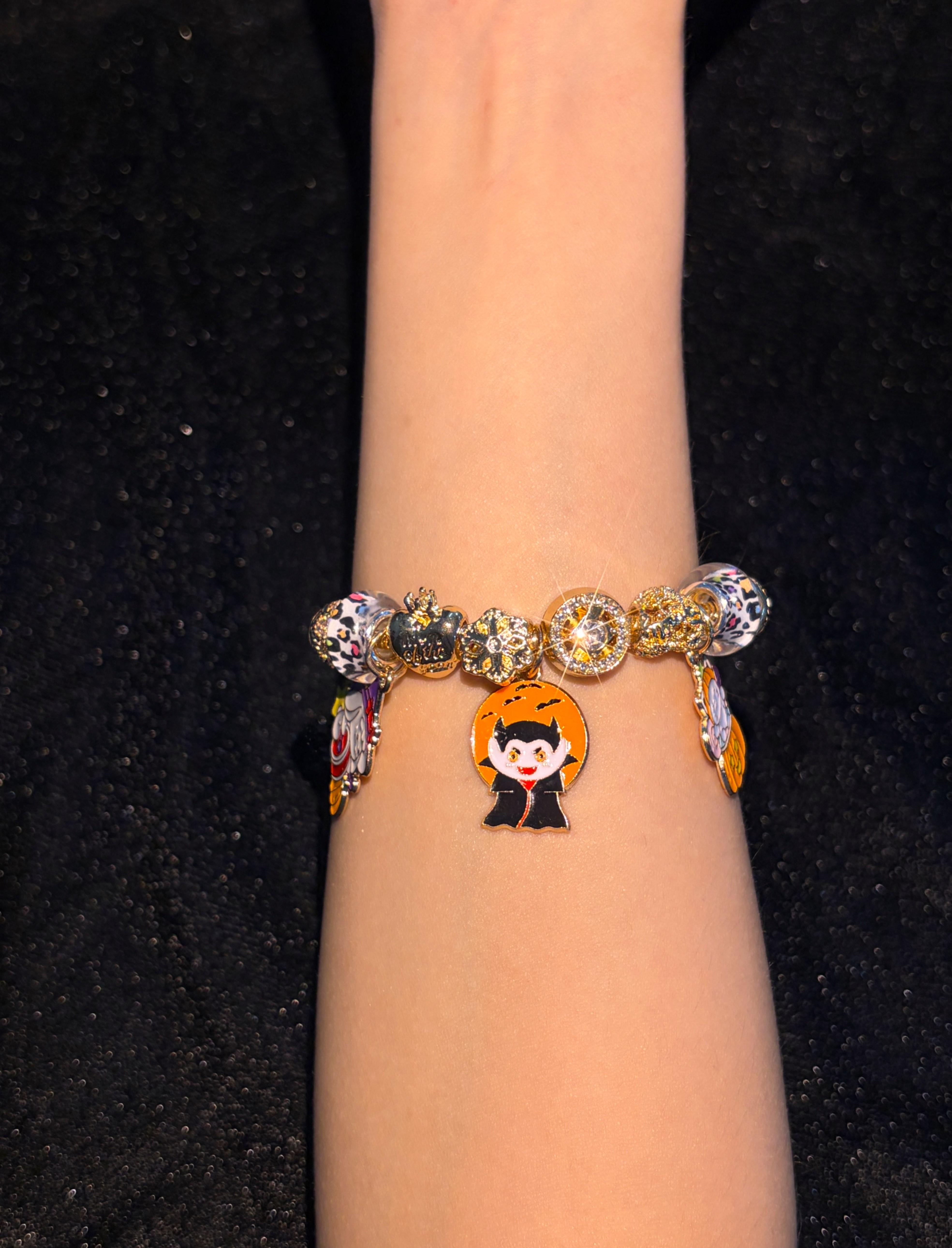 Gold Tone Halloween Beaded Charm Bracelet、Witch Broom、Pumpkin、Skeleton、Black Cat Charms Bracelet、Enamel Pendant Bracelet、Holiday Party Layered Fashion Jewelry for Women Girls