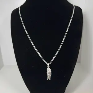 Cadenita fígaro con dije de San judas tarde silver 925 - 22 inch