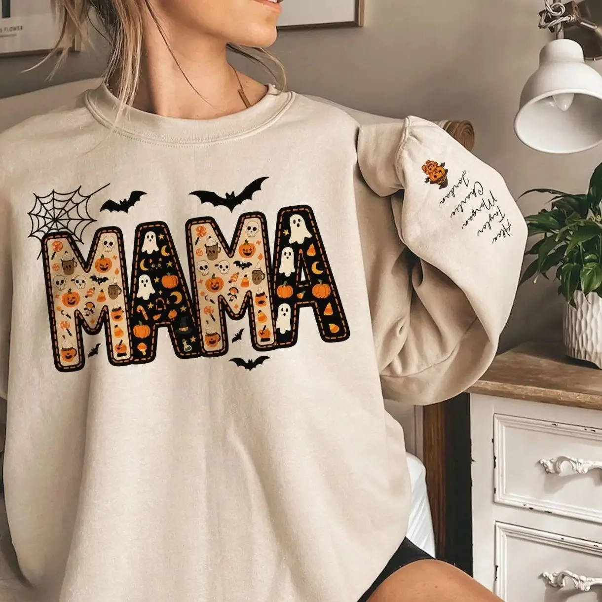 Personalised Spooky Mama Halloween Sweatshirt, Custom Mum Sweater with Kids Names on Sleeve, Spooky Mama Sweatshirt, Halloween Gift for Mom. Tshirt/Sweatshirt/Hoodie L