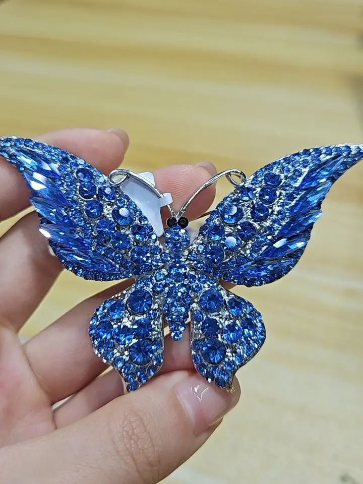 Jody(17959)gc.Stunning blue rhinestone butterfly brooch full of glamour.