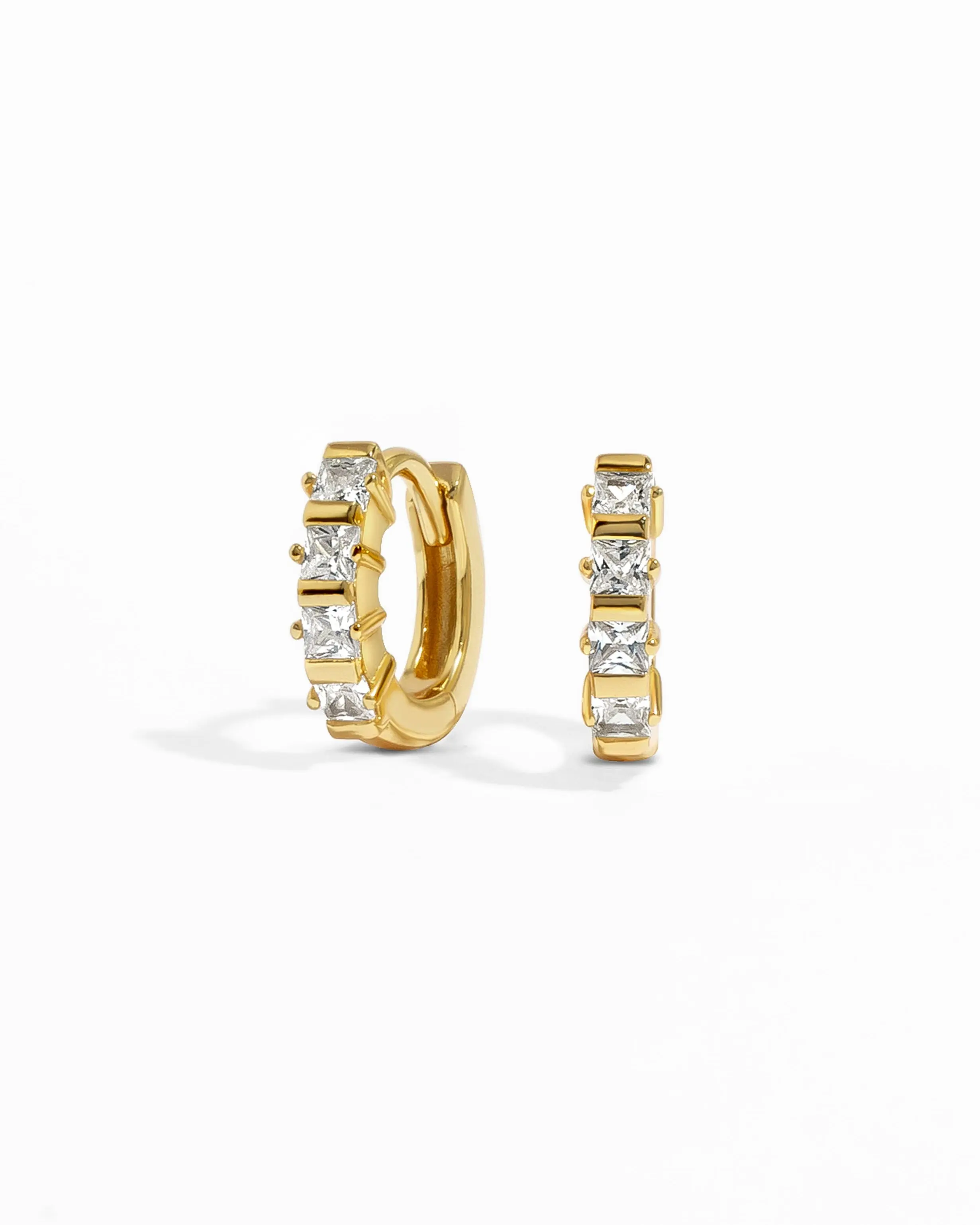 Sami Jewels Studded Emma Huggies, Earrings for Women, Huggie Hoops, 925 Sterling Silver CZ Huggie Hoop Earrings, Sold as a Pair, Hypoallergenic and Nickel-free, Ideal for Everyday Wear, Gold Plated Hoop Earrings