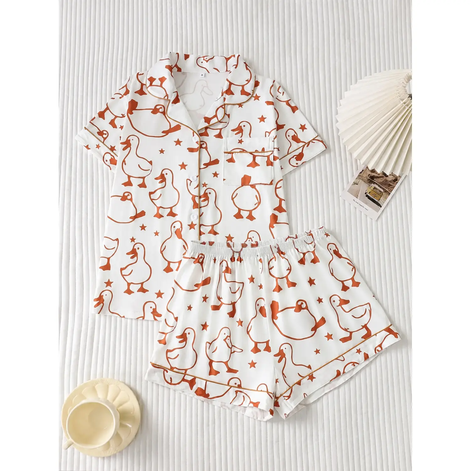 2-Piece Women's Cartoon Duck Star Print Pajama Set with Collared Button-Up Short Sleeve Top and Loose Comfortable Shorts - Cute and Cozy Sleepwear Loungewear