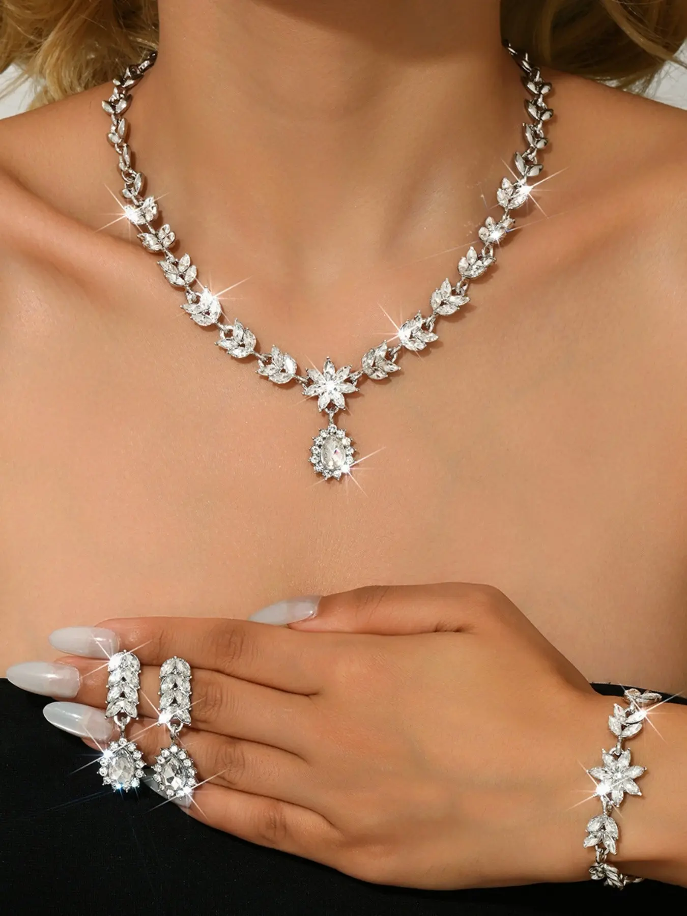 4-piece fashionable and exquisite silver sunflower small leaf jewelry set, elegant women's banquet party style jewelry set (1 necklace+2 earrings+1 bracelet)