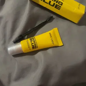 sional Outline of a Natural Brow Shape, Offers Strong Hold, Is Resistant to Water And Sweat, Lasts Long, And Is Clear, Making It Suitable for All Skin Types.