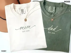 Comfort Colors Mom Dad T-Shirt, Matching Est 2026 Outfit, Custom Pregnancy Reveal Gift, Trendy Maternity Shirt, Baby Announcement, Matching Parent Tee