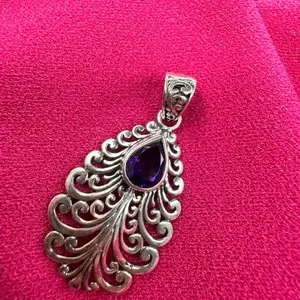 Paya's Joyería Charm de Hoja - Elegant Leaf Design with Purple Stone - Perfect for Jewelry Enthusiasts