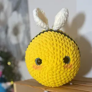 Crochet jumbo bee