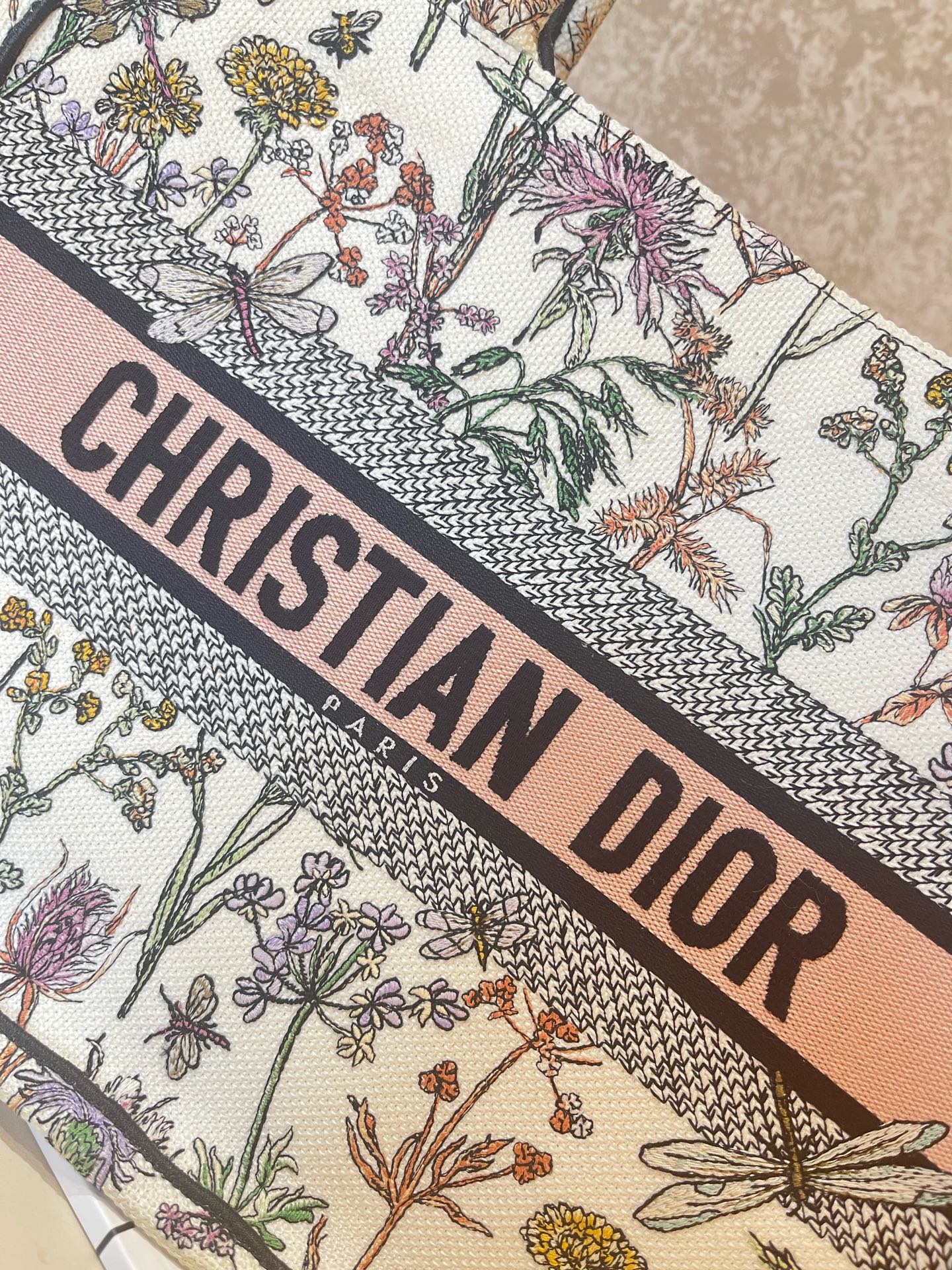 Pre-owned Dior Medium Book Tote from the coveted Florilegio collection, features intricate floral & insect embroidery on white canvas 1919H0553