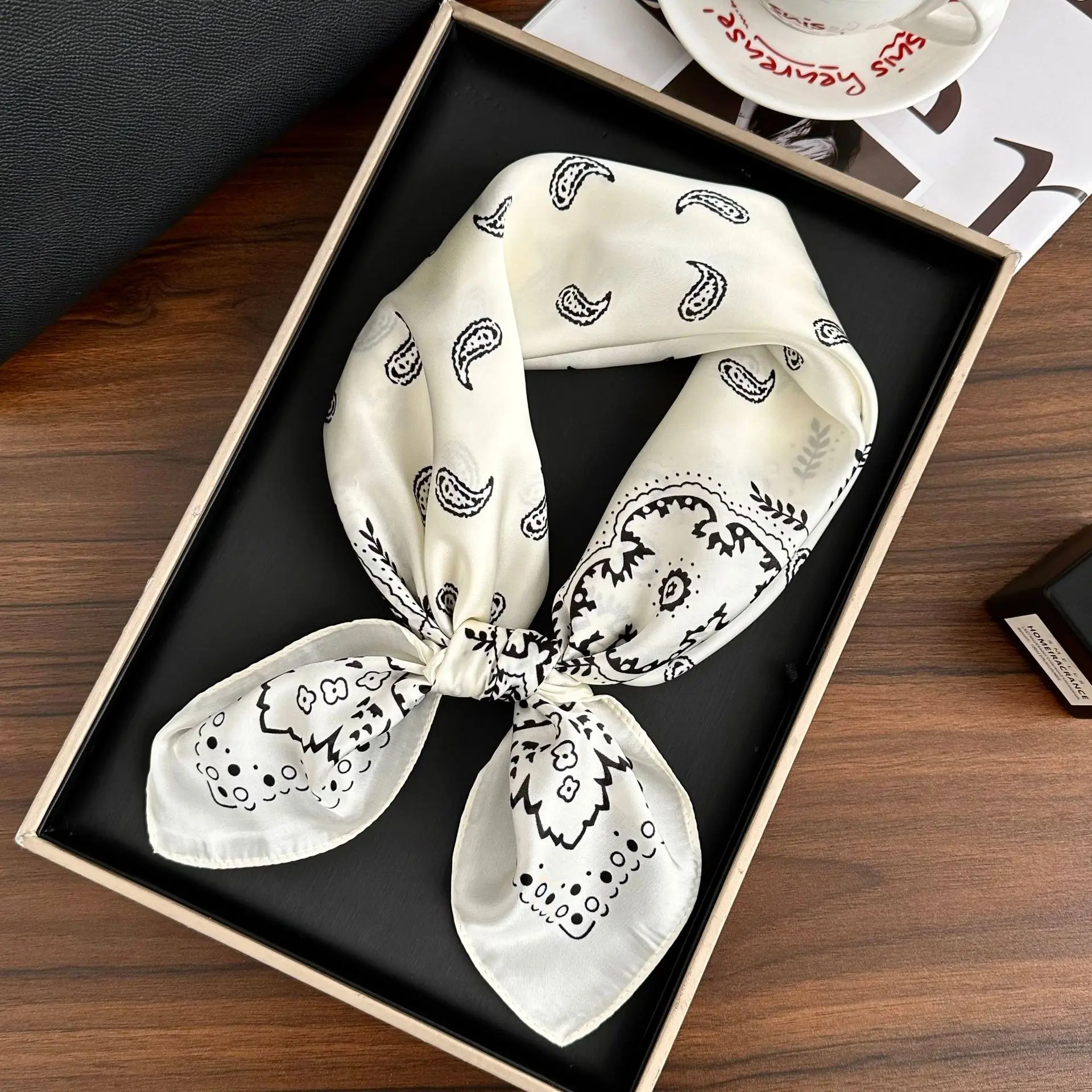 Small Bend Round Cashew Flower Black