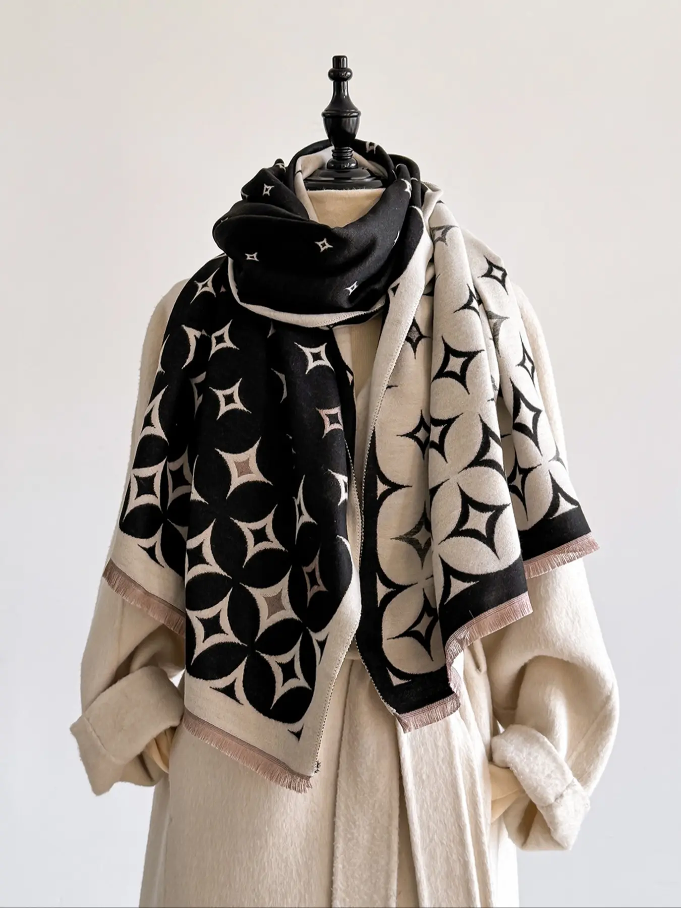 Women's Geometric Pattern Scarf, Warm Soft Fitted Thick Shawl for Fall & Winter, Casual Fashion Accessory for Women & Girls, Thick Fabric Scarf