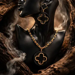 She’s Charming Clover Luxe Set