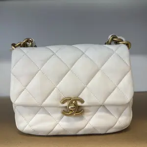 Pre-owned CHANEL lambskin Shoulder Bags Quilted Mini CC Crystal Logo Chain Flap White