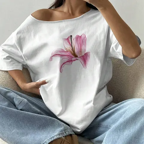 Women's Oversized Off-the-Shoulder T-shirt, Asymmetrical Neckline Lily Print, Casual Loose-fit Top, Casual Streetwear for Summer Daily Outfits, Casual Tops