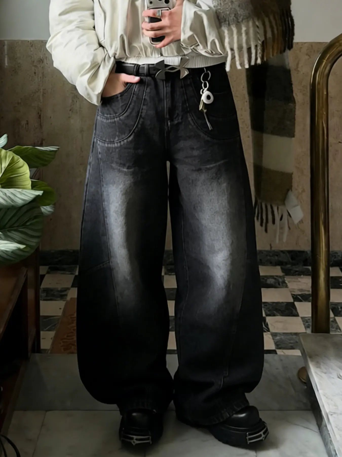 Black spliced loose Relaxed fit wide-leg machete denim jeans, non-stretch Y2K rock street Streetwear stacked divine pants, a trendy and cool gesture for boyfriends or husbands, unlocking the dual declaration of lazy silhouette and rock style