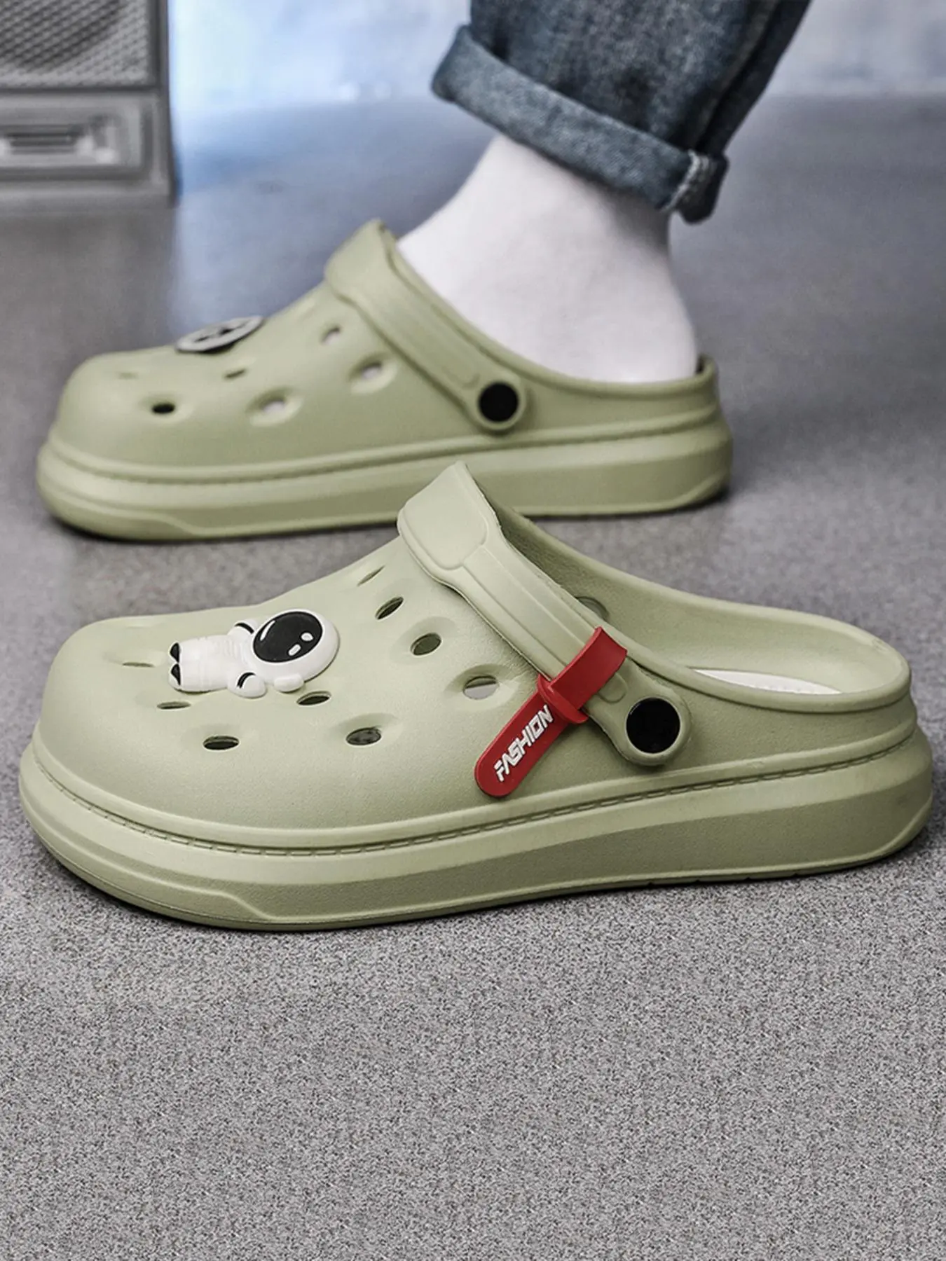 Men's Cartoon Astronaut Design Clogs, Casual Comfortable Hollow Out Design Clogs for Outdoor Beach, Non-slip Clogs for Daily Wear Slipper Footwear, Fashion Slippers, Casual Shoes Clogs