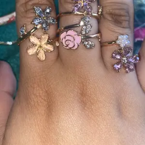 Elegant 4-Piece Rhinestone & Faux Pearl Studded Rings, Floral Design, Perfect Gift for Her, Stylish Jewelry Accessories